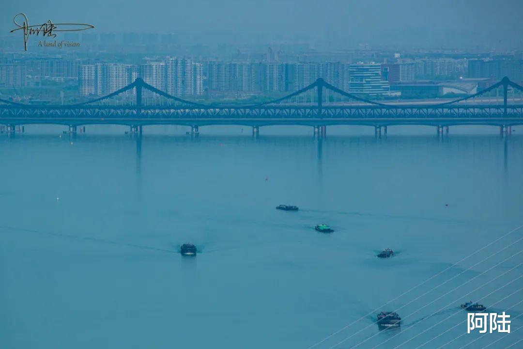 旅行|钱塘江不仅“潮水甲天下”，也有蔚蓝如海的一面，风景令人陶醉