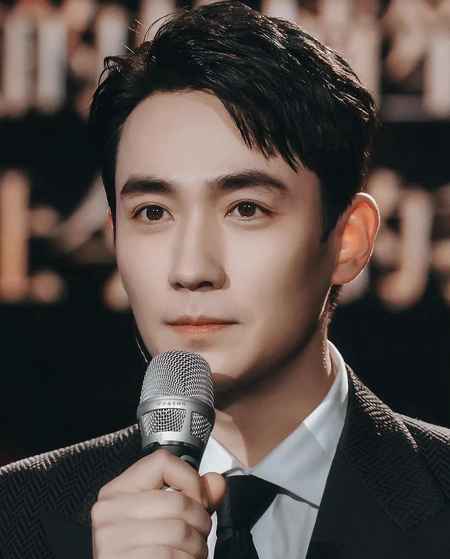 鹿晗|内娱有名的几位“双眼皮”男星，鹿晗的最标准，朱一龙龚俊精致