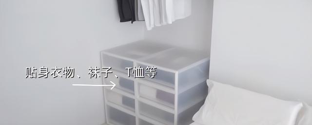卧室床头不放床头柜了，用挂衣杆+收纳盒代替，实用性不减反增！