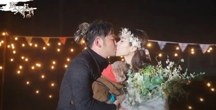 求婚|恭喜！男星送鸽子蛋求婚成功，女友高颜值不输明星，激动哭花双眼