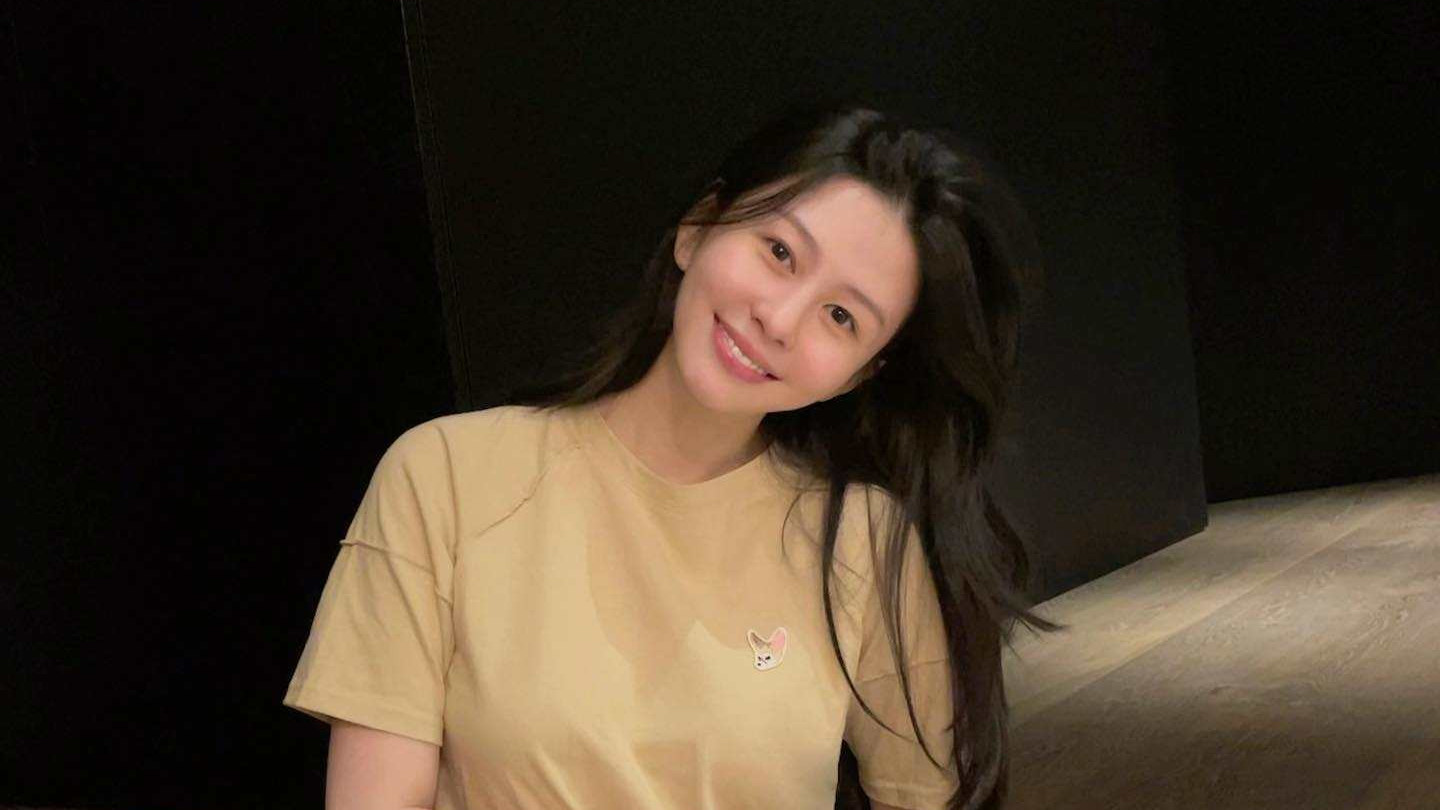 沈月|邱淑贞大女儿穿睡衣晒素颜照！巴掌脸身形丰满，已成功融入名流圈