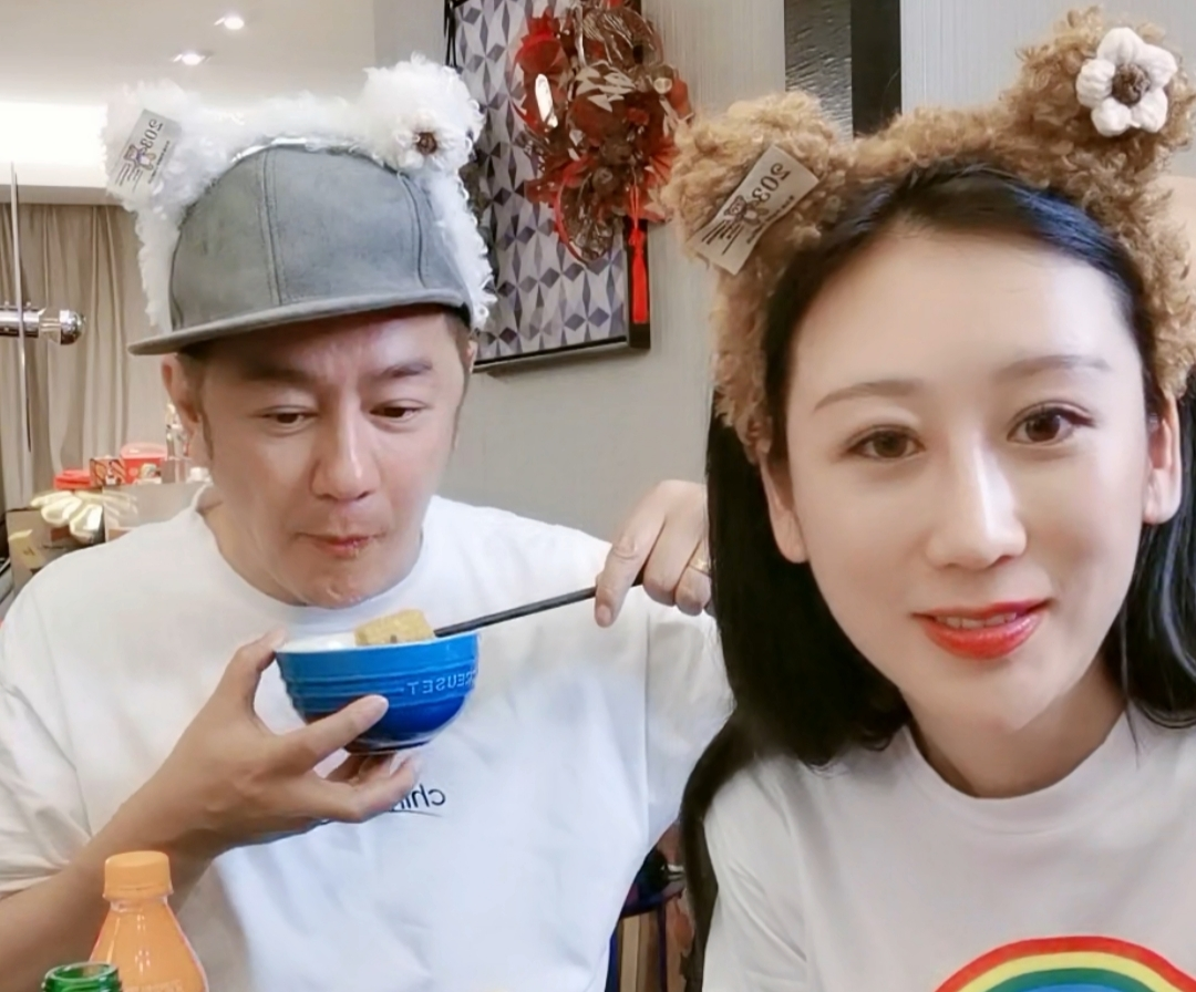 蒋丽莎|陈浩民蒋丽莎带孩子直播，边带货边吃饭聊天，被提示违规无奈下线