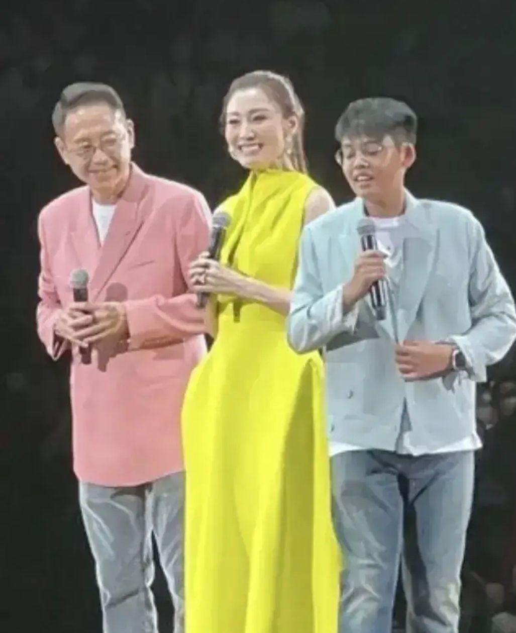 李嘉欣|李嘉欣儿子长相好显老，穿西装搭配牛仔裤，比老妈看上去还成熟