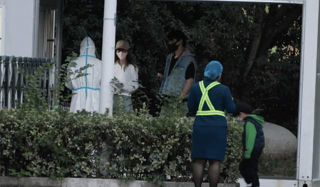 Angelababy|杨颖穿百元衣做核酸无人识，5岁小海绵为妈妈接机，母子互动温馨