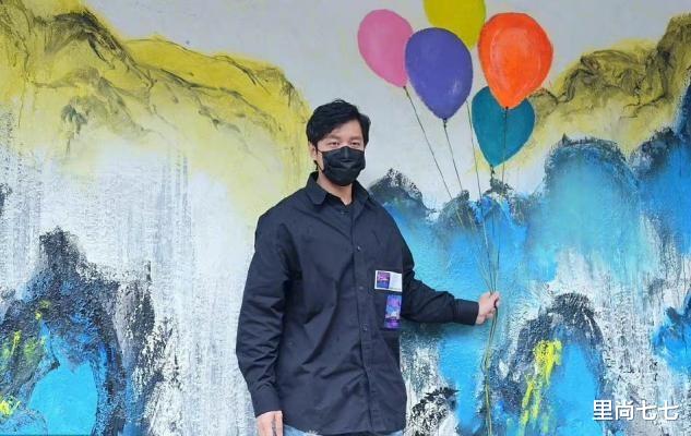 陈乔恩|陈乔恩为男友办画展，隆重打扮好上心，男友这粗糙气质却太违和