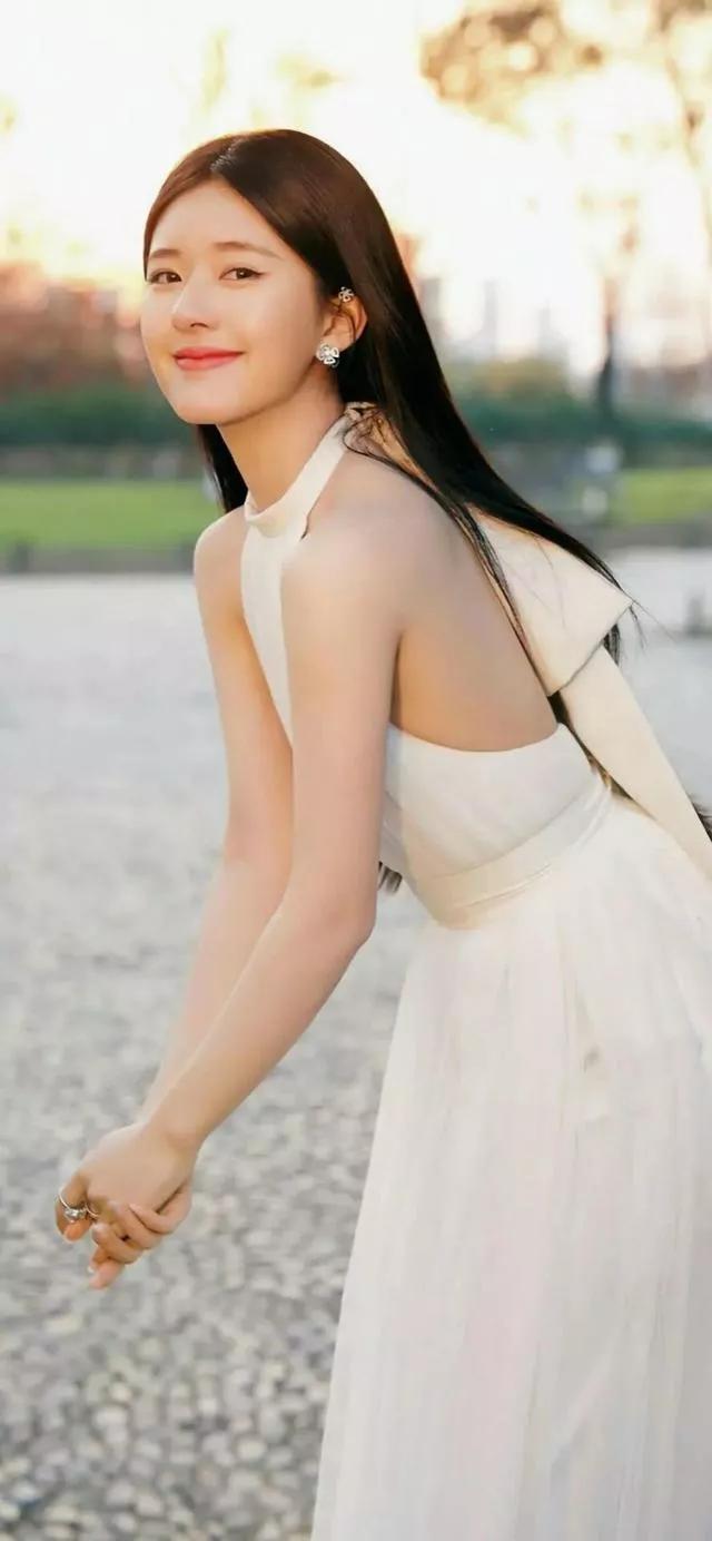 赵露思|赵露思长相太甜美了！不愧为“内娱甜妹”纯欲风满满，太美太惊艳