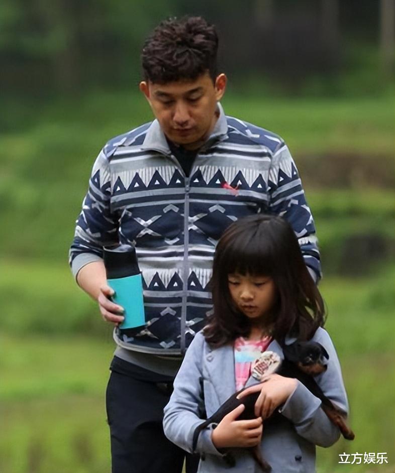 黄忆慈|黄多多晒与弟妹合影,弟弟侧颜像爸爸,妹妹颜值更胜一筹!