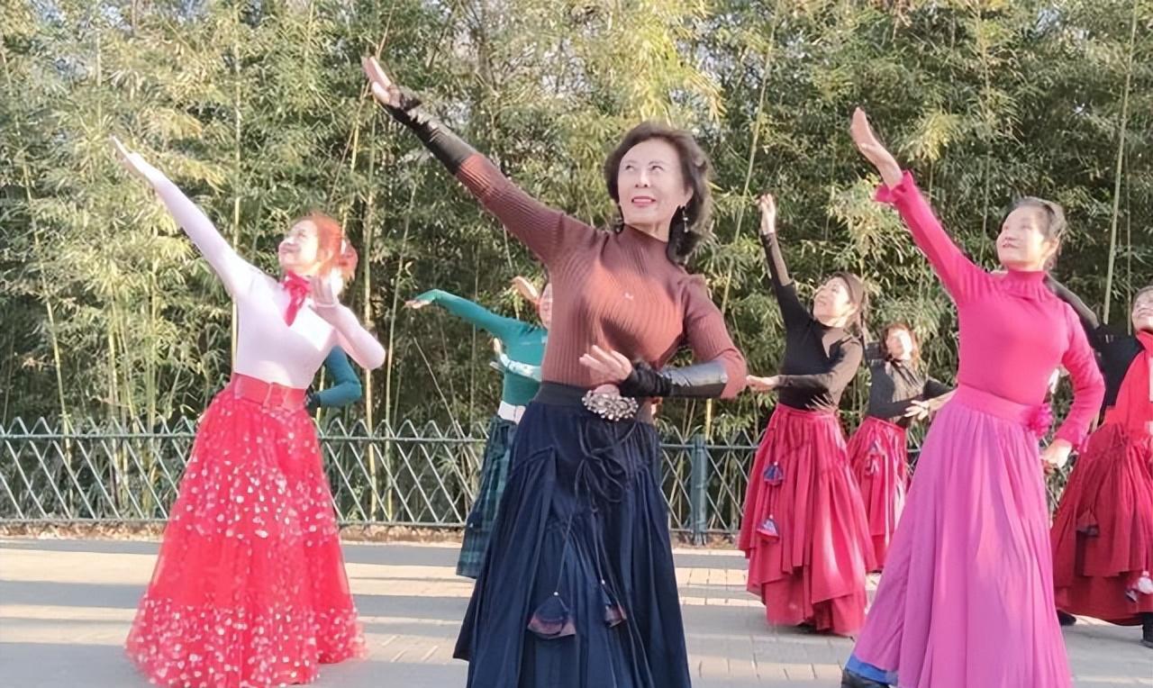 纪实:广东美女穿清凉装跳广场舞,汗水淋湿衣服后,引起网友争议