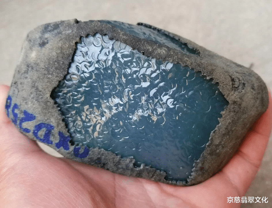 翡翠|谁看谁放下的原石,竟被小姑娘2万拿下,成品出来后直接当了嫁妆