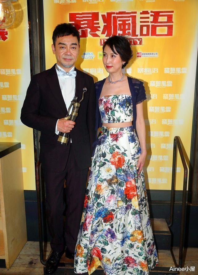 刘青云|刘青云妻子美得仍挺惊艳，穿印花裙配薄纱开衫，在老公身边挺娇俏