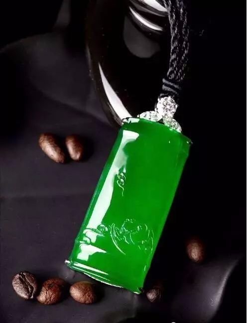 翡翠|翡翠界最牛原石，1吨重的玻璃种帝王绿估价5亿，难得一见！