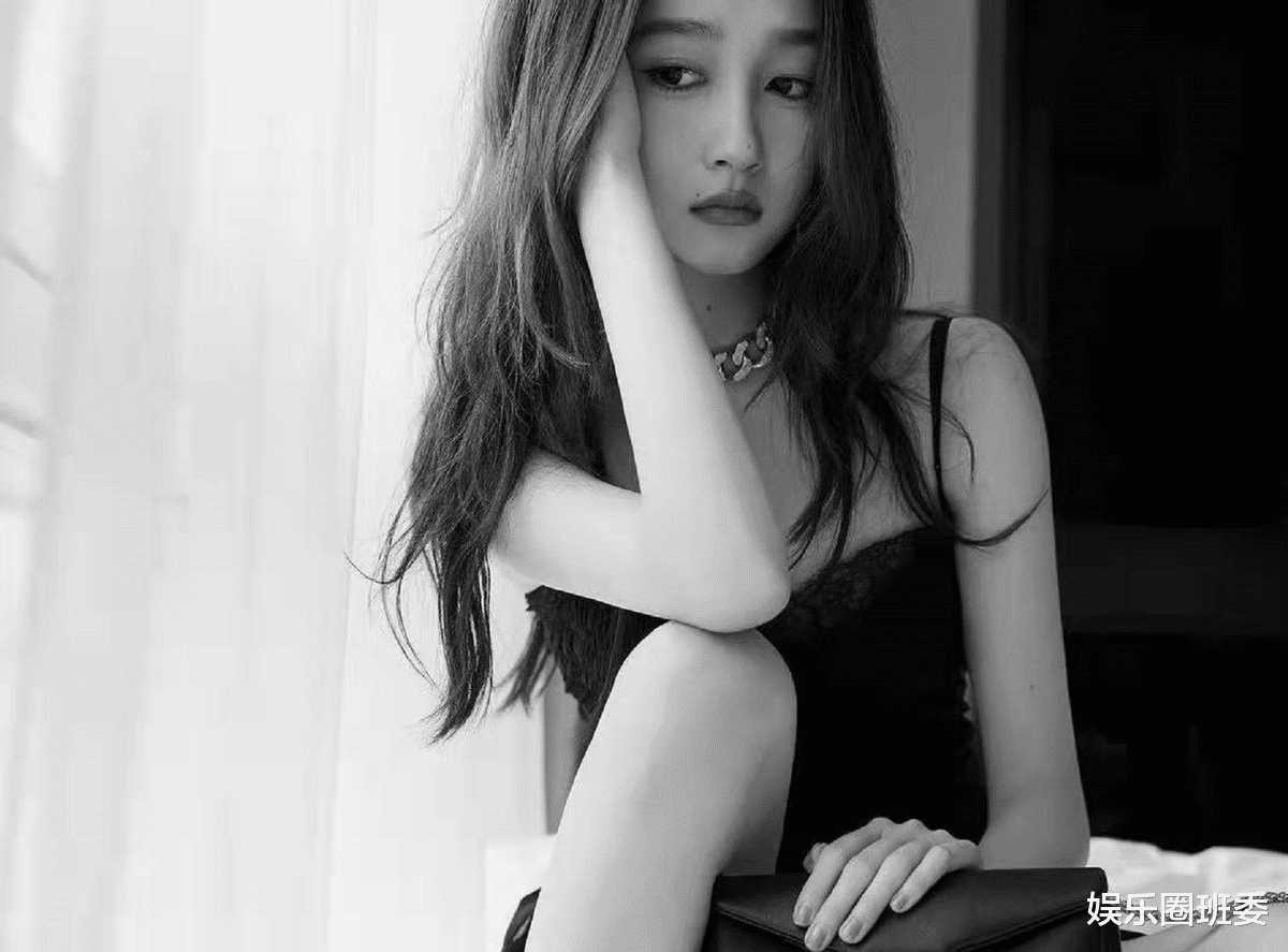 关晓彤|关晓彤穿黑丝短裙秀激吻妆，五颗大珍珠戒指抢镜，脸颊红润好幸福