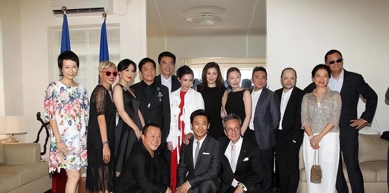 李小璐|叶童随夫参加豪门聚会，穿花裙站边角，却比钟镇涛二婚老婆还抢眼