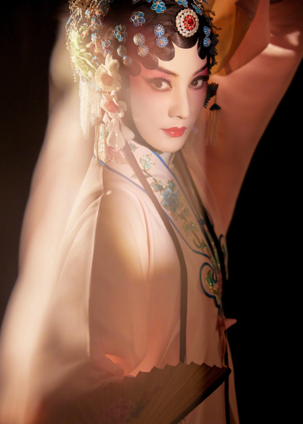 蒋勤勤|时隔一年，蒋勤勤再次穿上京剧戏服亮相北京春晚，一时间惊艳四座