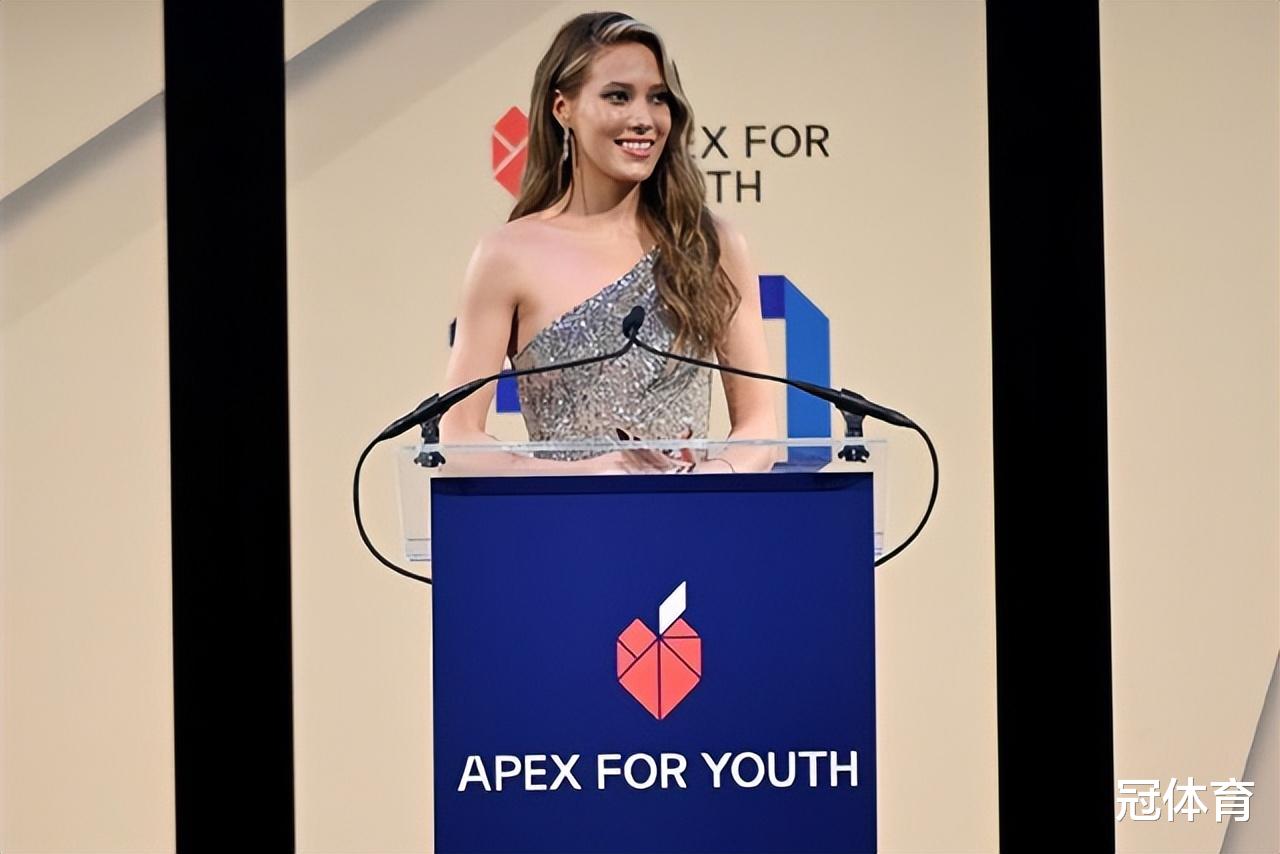 |艳压群芳！谷爱凌身穿银色礼裙，展现极致好身材，惊艳全场