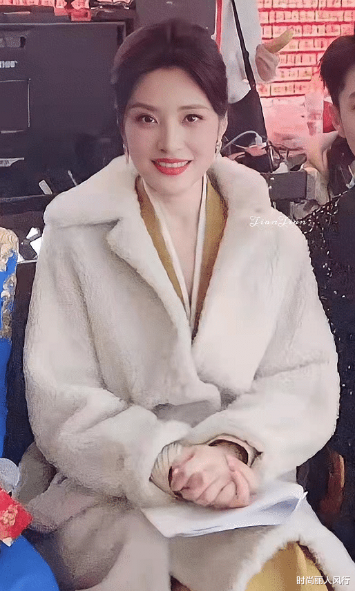 春晚|周涛成今年春晚大赢家！亮相两大卫视春晚，穿中国红重回央视一姐