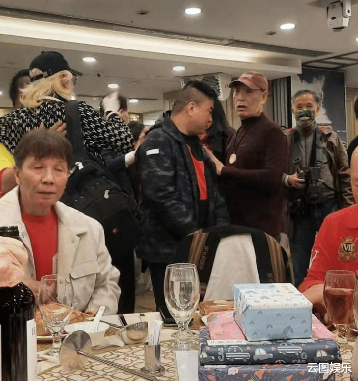 杨迪|上百位香港动作演员聚会,包餐厅吃饭舞狮太热闹,不见成龙洪金宝