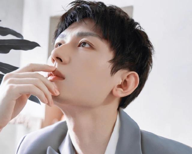 成毅|成毅的女朋友是谁？袁冰妍田一彤都不是，豆瓣小组爆料很真实