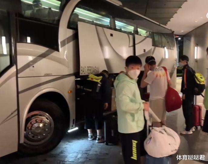 蒯曼|平安抵达！国乒两批队员在新加坡集结，决战大满贯赛争夺亚运席位