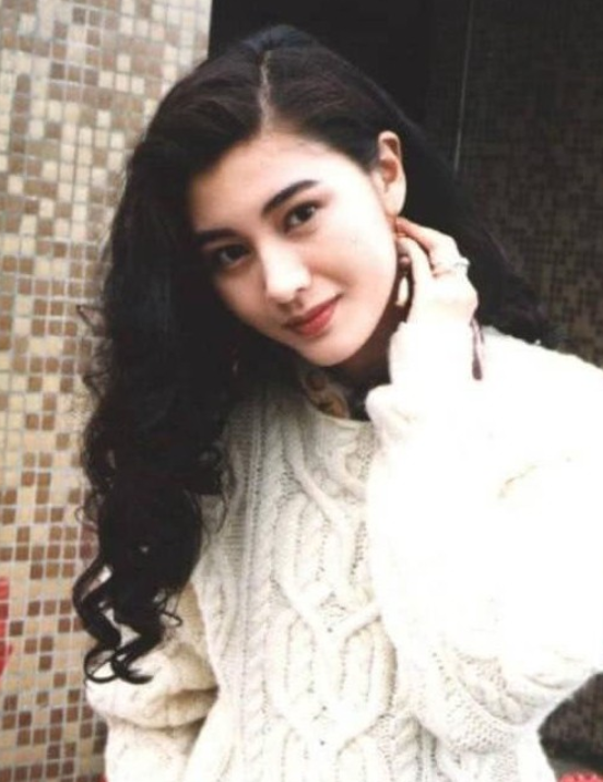 赵露思|明明长了一张相似的脸,一个帅一个“土”,颜值差距太大了