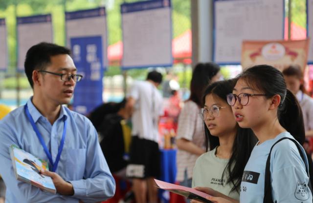 求职|二本生的无奈:很难靠学历提升阶层,又没法心甘情愿地留在底层