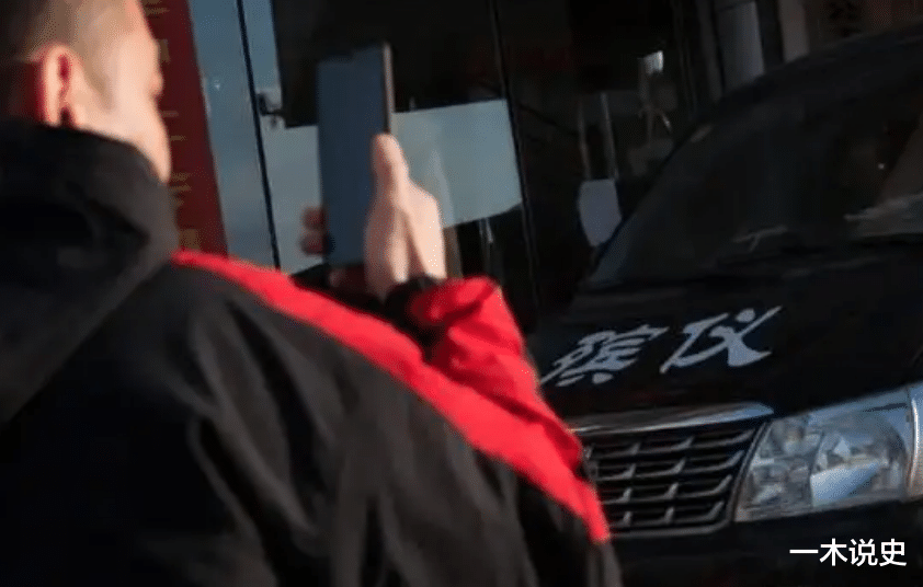 郑州灵车司机:看到人从不主动问好,被亲友拉黑,开车忌讳踩刹车