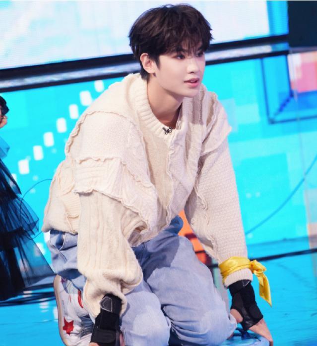 何炅|黄明昊参加《你好星期六》算是“衣锦还乡”，何炅把他“宠上天”