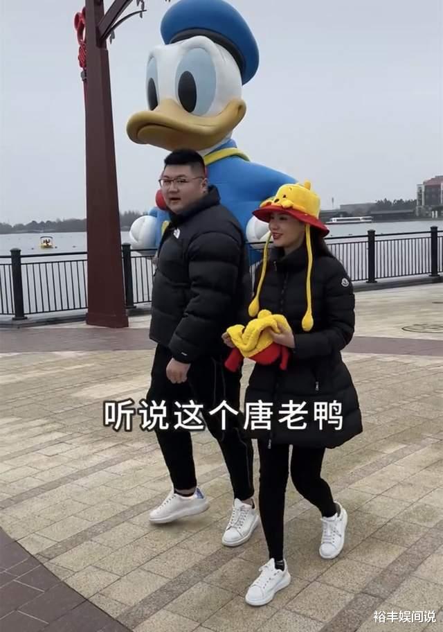 |猴哥妻子何钰欣背景曝光！晒家族公司内景照，专注制作大型气模