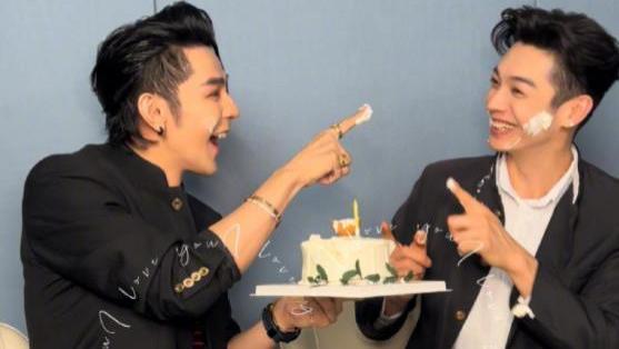 辰亦儒|汪东城晒照为辰亦儒庆生，还用飞轮海歌曲送祝福，互抹奶油好欢乐