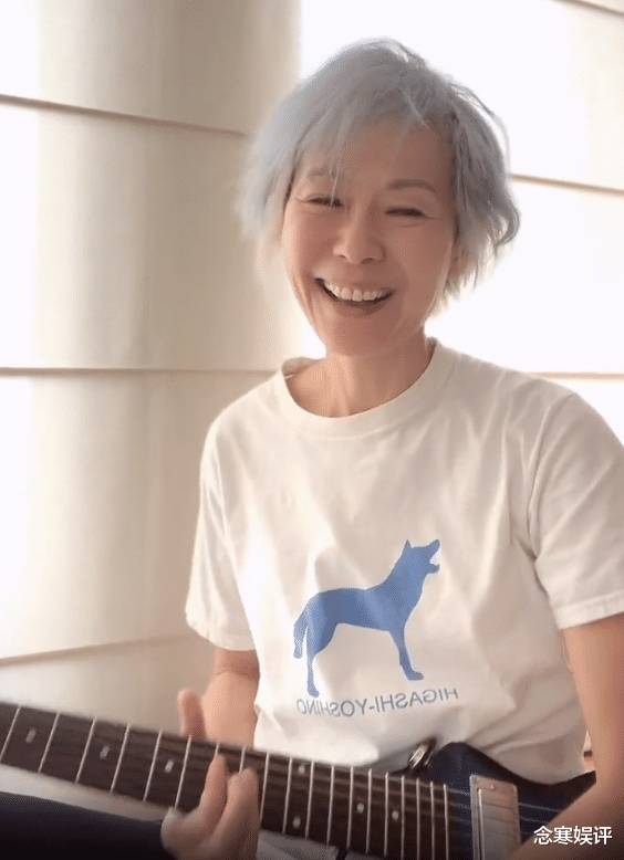 |59岁叶童被误认成刘若英,满头白发满脸皱纹,脾气超好回复谢谢