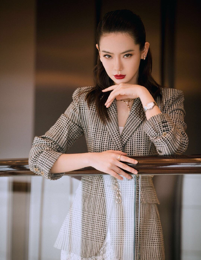 背头 戚哥还是这么酷！冷调红唇大背头，打造欧美御姐范儿女神.