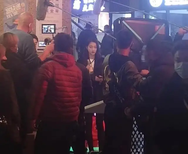 穿衣搭配|关晓彤拍戏造型赢过红毯造型！穿职场装藏不住大长腿，气质彻底开挂