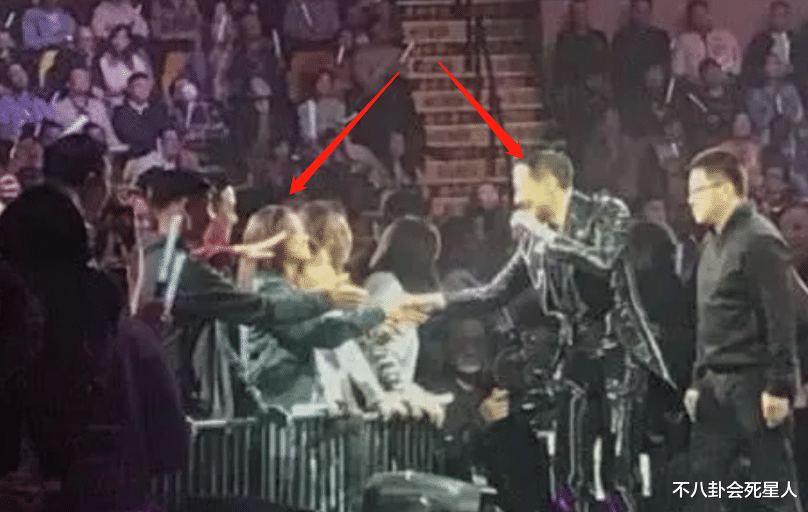 张学友|张学友17岁小女儿首露脸！穿背心身材有料，可惜没继承爸妈高颜值