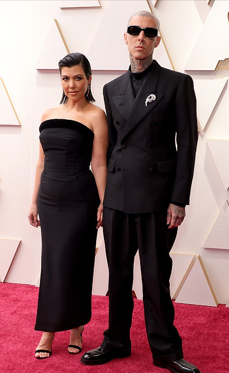 奥斯卡|金大姐和未婚夫走奥斯卡红毯!穿抹胸裙小腹凸出,当众舌吻好甜蜜