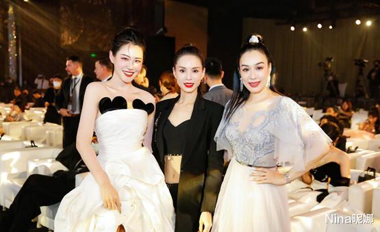 钟丽缇|钟丽缇一家过节,她穿红色戴猫耳朵打扮隆重,警察公公严肃像一家之主