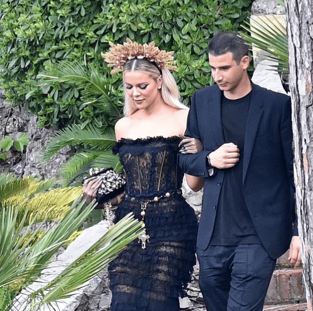 金·卡戴珊|37岁卡戴珊一家3口久违亮相!穿黑色吊带裙太美,被前夫拥入怀中