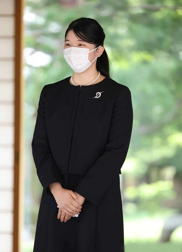 58岁雅子皇后一身黑亮相英国,别致礼帽肃穆庄重,细节获外界盛赞