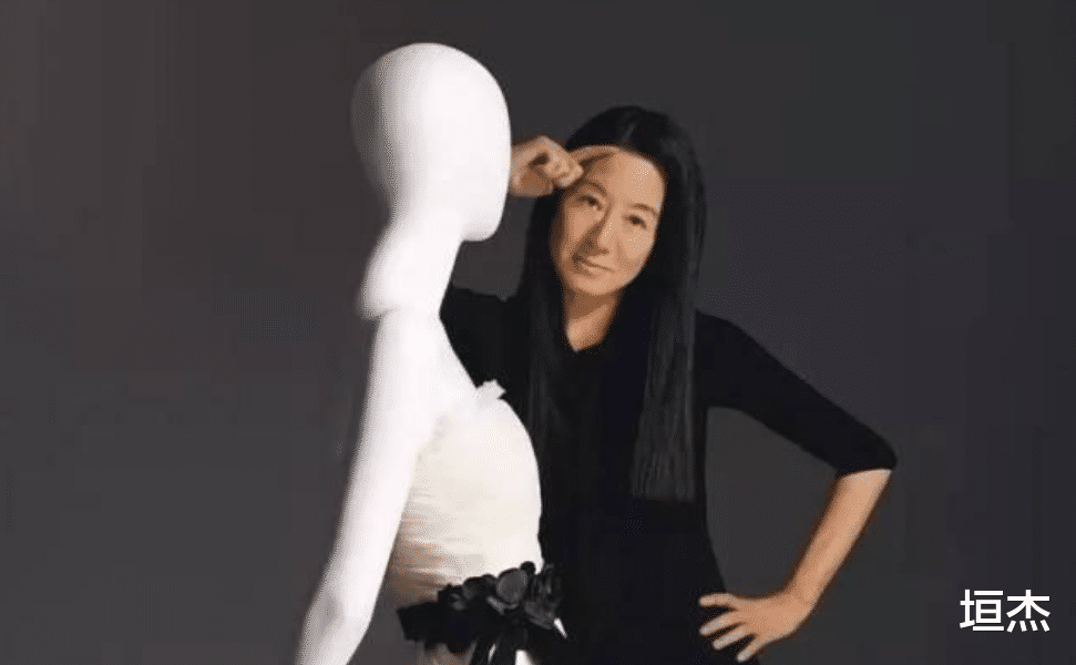 冻龄|“婚纱女王”王薇薇：坐拥40亿身家，72岁冻龄，牵手小鲜肉引争议