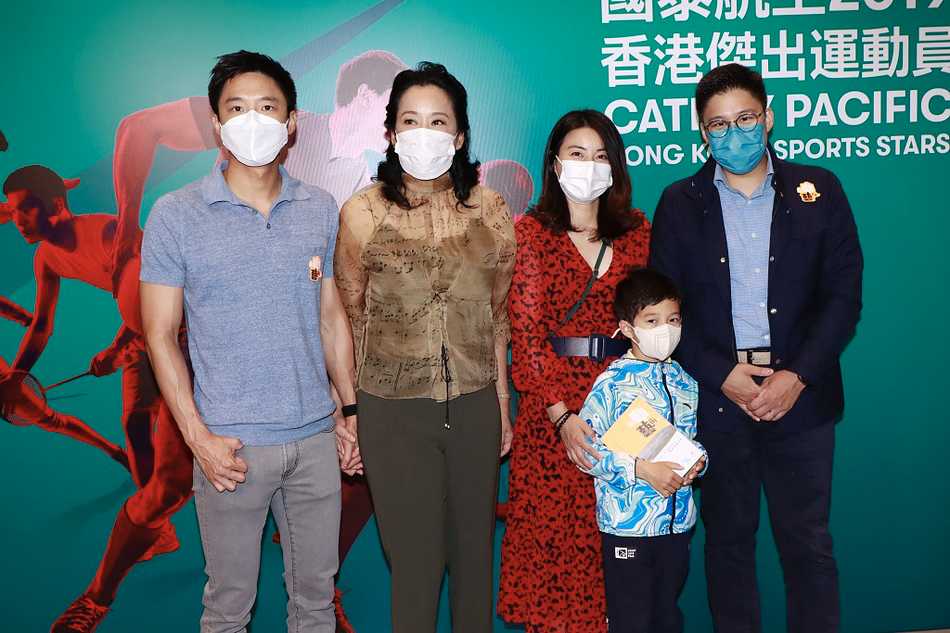 霍启山|霍启山晒与霍启刚儿女的合影,陪侄子侄女玩滑板,搂孩子们入怀超暖心