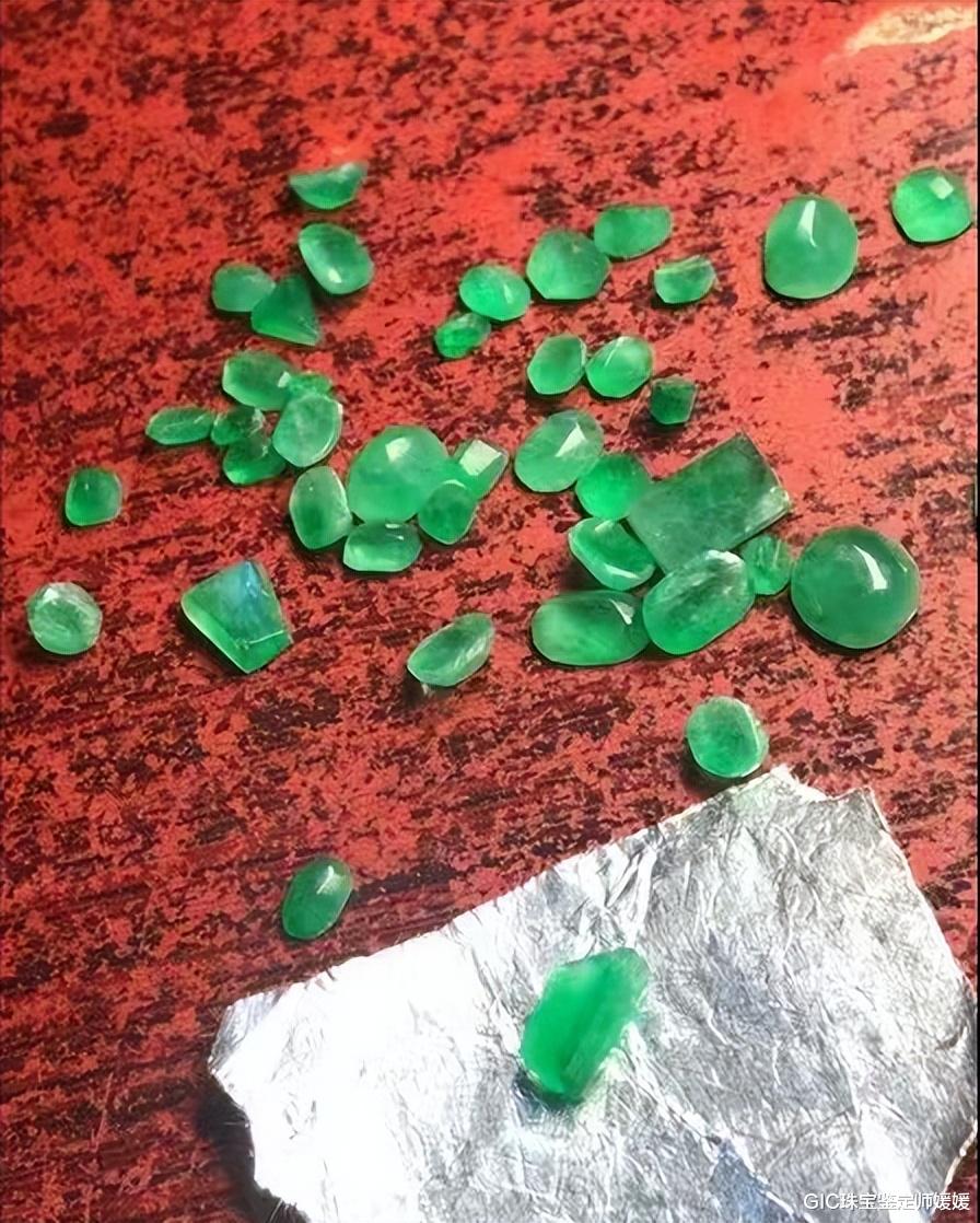 翡翠|这样的戒面可不是边角料，是翡翠的“眼”，小几颗价值比手镯还高