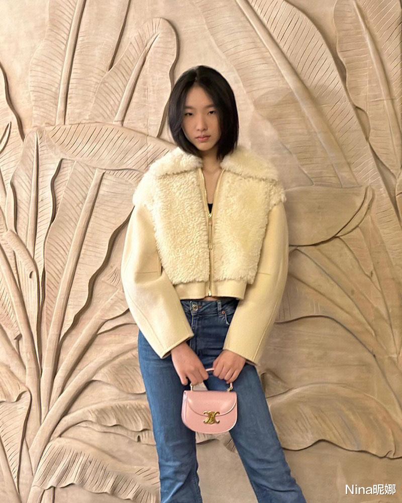 小S 小S女儿新年拿下高奢代言,穿露脐装剪短发神气似大S翻版,形象大变