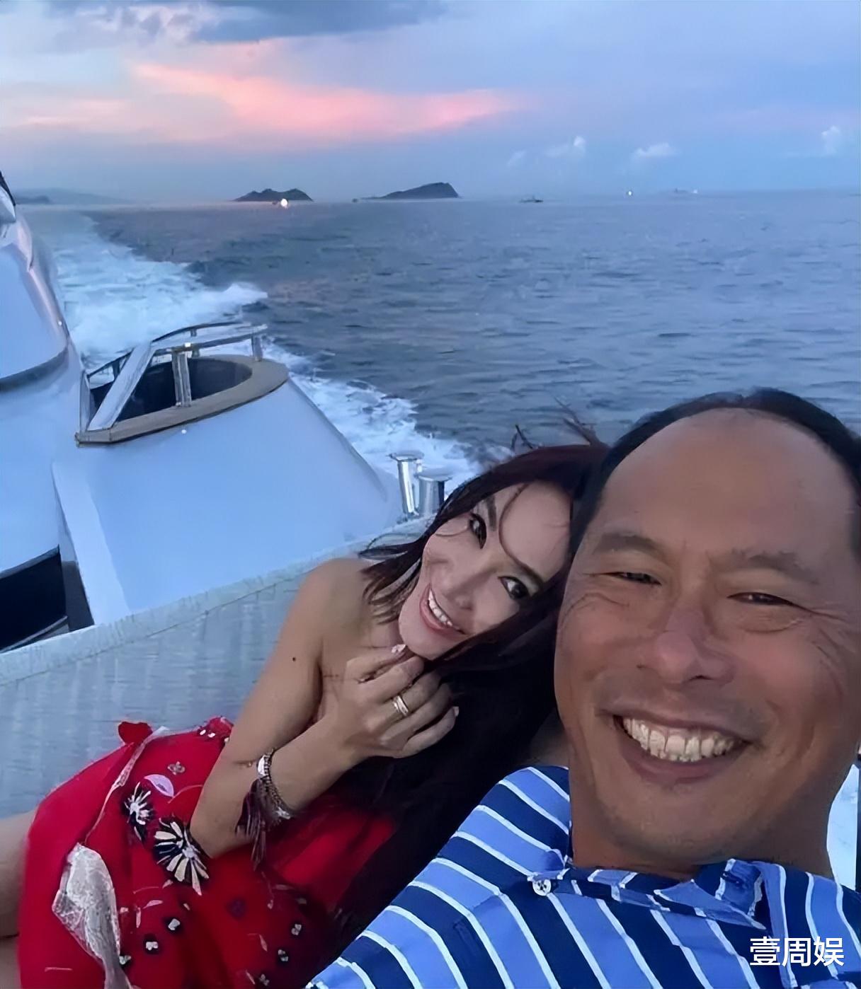 温碧霞|温碧霞换了新发型年轻10岁，手戴钻戒太抢镜，网友：有点像姚笛