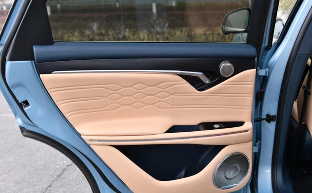 开了1年多奔驰GLC，第一次开岚图FREE，认清奔驰和国产豪车的差距