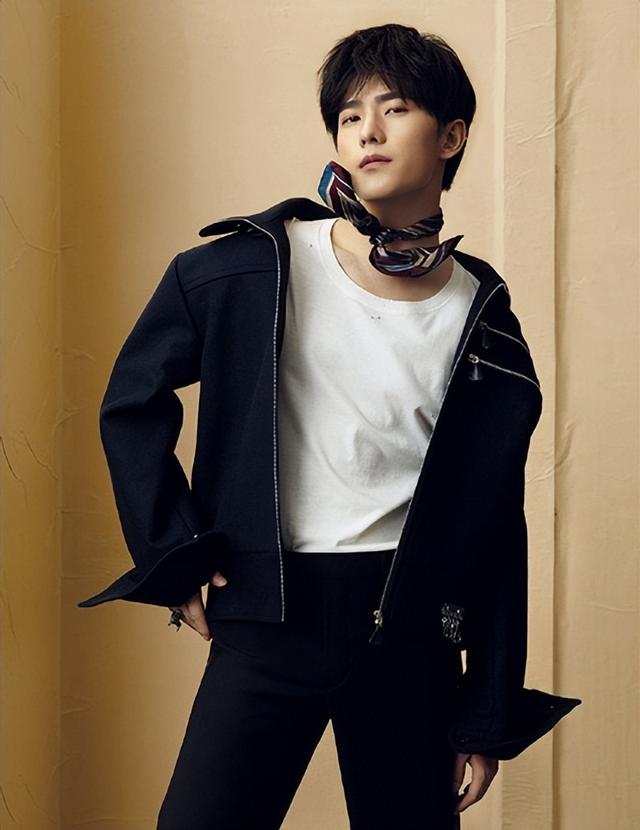 杨洋|杨洋与工作人员合照,皮肤黝黑难掩帅气,网友很期待!