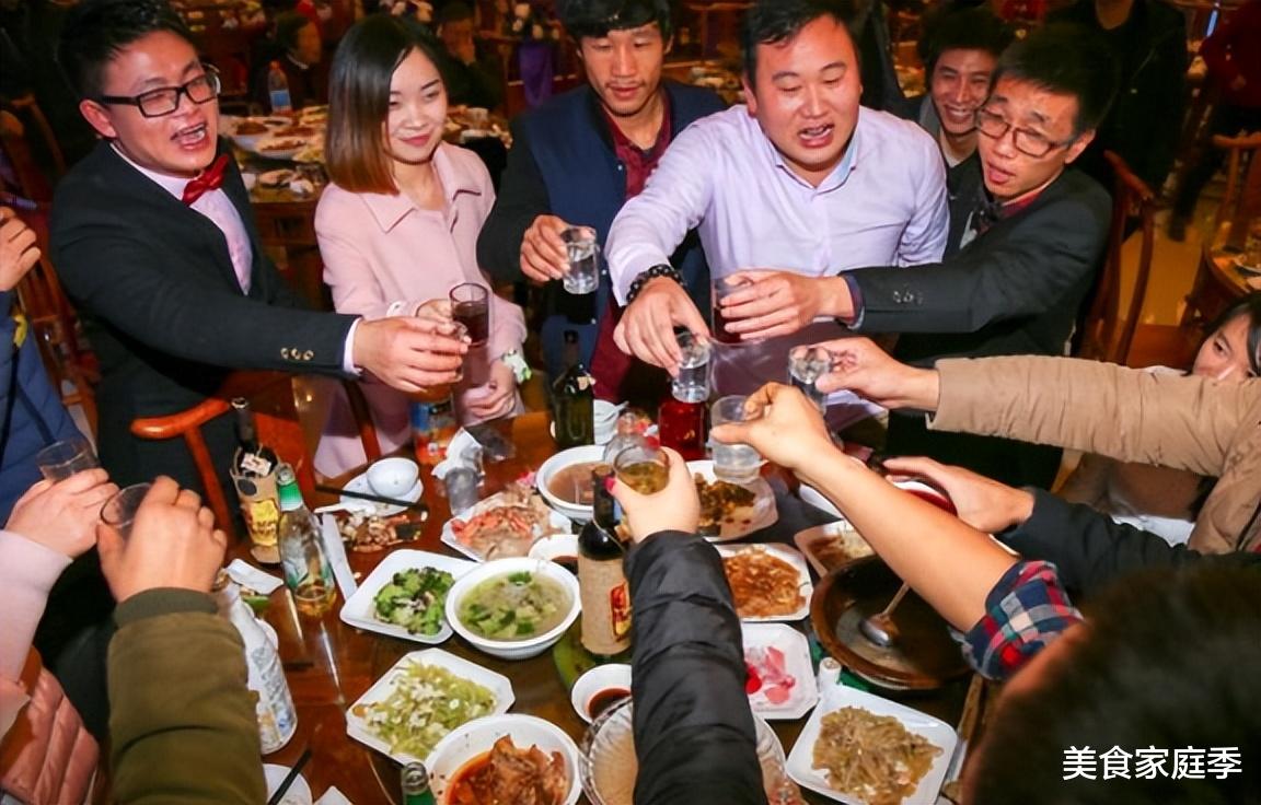 酒桌上，当对方出现3种行为，摆明了是看不上你，劝你认清现实