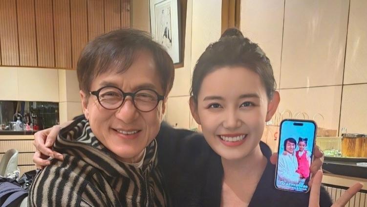 春晚|央视春晚精彩幕后：成龙和小47岁女星合影，杨紫和苏有朋后台热聊