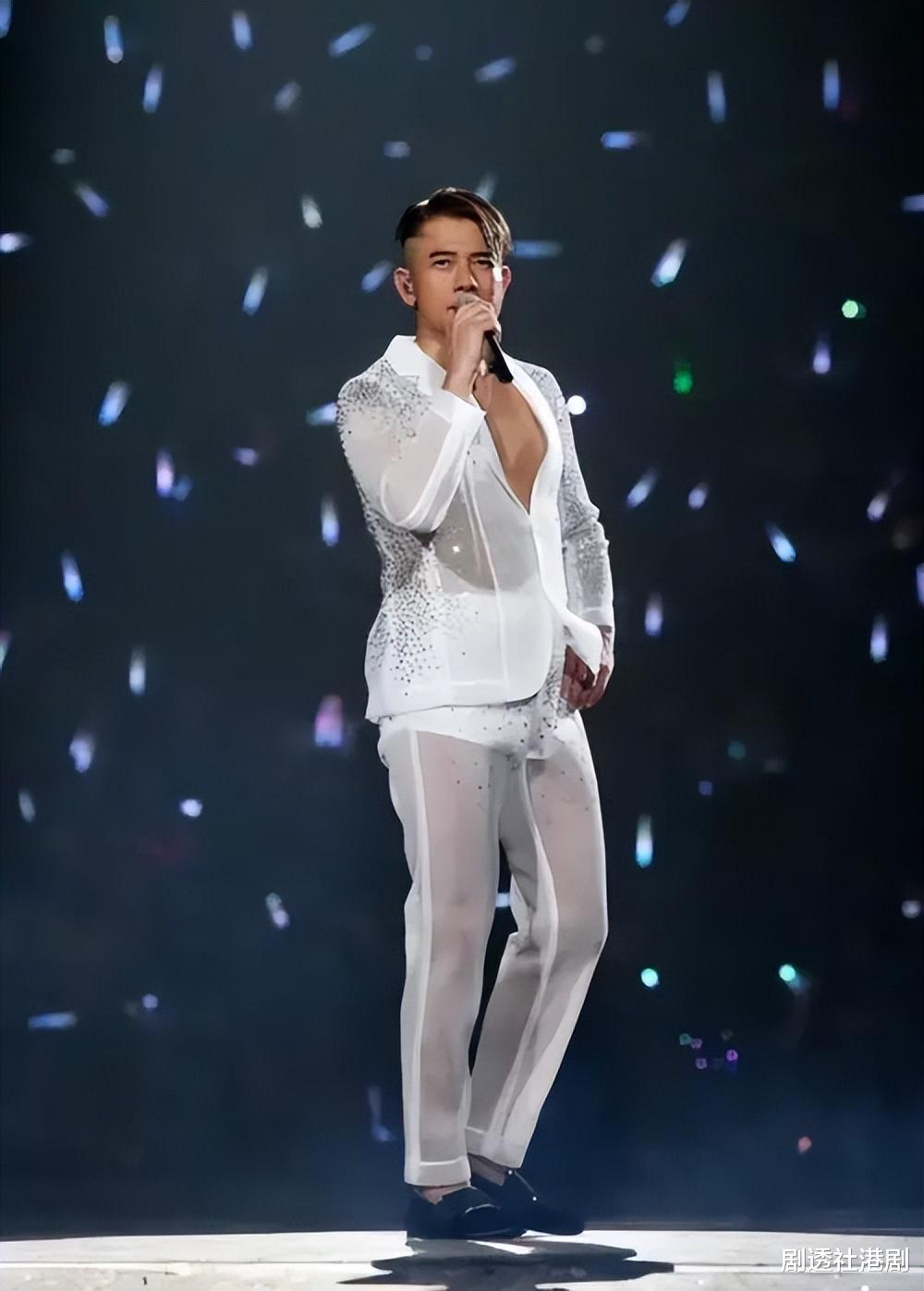 香港体育馆|香港天王级歌手时隔六年红馆开唱，老婆是港姐冠军，依然恩爱如初