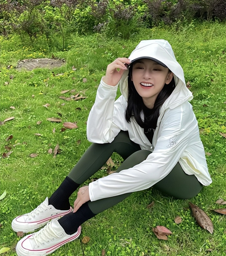 宋祖儿|宋祖儿穿紧身裤爬山！坐地上一双长腿十分纤细，侧面身材凹凸有致