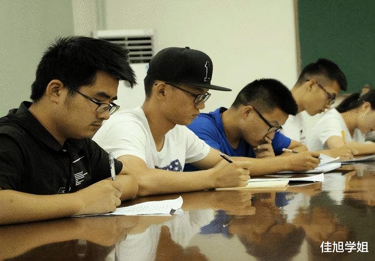 hr|HR小心试探“你平常熬夜不?”,OO后大方回怼,结局大快人心!