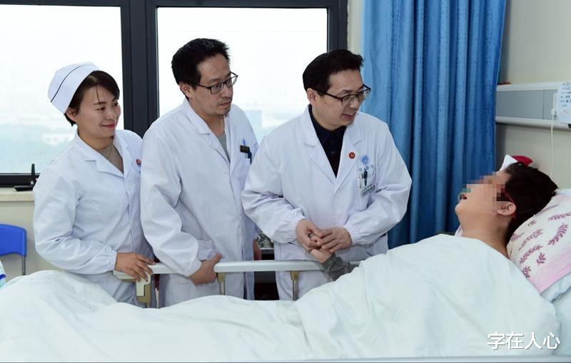 女儿车祸父母坚守十年终于站起来了,要感谢政府,社区组织的扶持